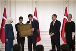 Başbakan Ahmet Davutoğlu, Gençlik ve Spor Bakanı Akif Çağatay Kılıç ile beraberindeki gençleri Çankaya Köşkü'nde kabul etti.