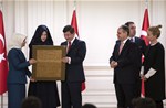 Başbakan Ahmet Davutoğlu, Gençlik ve Spor Bakanı Akif Çağatay Kılıç ile beraberindeki gençleri Çankaya Köşkü'nde kabul etti.