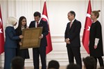 Başbakan Ahmet Davutoğlu, Gençlik ve Spor Bakanı Akif Çağatay Kılıç ile beraberindeki gençleri Çankaya Köşkü'nde kabul etti.