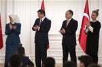 Başbakan Ahmet Davutoğlu, Gençlik ve Spor Bakanı Akif Çağatay Kılıç ile beraberindeki gençleri Çankaya Köşkü'nde kabul etti.