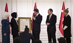 Başbakan Ahmet Davutoğlu, Gençlik ve Spor Bakanı Akif Çağatay Kılıç ile beraberindeki gençleri Çankaya Köşkü'nde kabul etti.