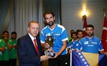 Cumhurbaşkanı Recep Tayyip Erdoğan, Gençlik ve Spor Bakanı Akif Çağatay Kılıç ile beraberindeki gençleri Cumhurbaşkanlığı Sarayı'nda kabul etti.