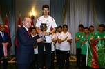 Cumhurbaşkanı Recep Tayyip Erdoğan, Gençlik ve Spor Bakanı Akif Çağatay Kılıç ile beraberindeki gençleri Cumhurbaşkanlığı Sarayı'nda kabul etti.