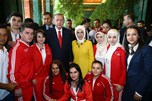 Cumhurbaşkanı Recep Tayyip Erdoğan, Gençlik ve Spor Bakanı Akif Çağatay Kılıç ile beraberindeki gençleri Cumhurbaşkanlığı Sarayı'nda kabul etti.