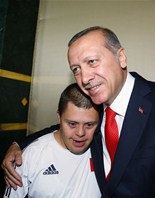 Cumhurbaşkanı Recep Tayyip Erdoğan, Gençlik ve Spor Bakanı Akif Çağatay Kılıç ile beraberindeki gençleri Cumhurbaşkanlığı Sarayı'nda kabul etti.