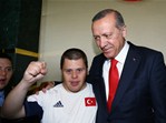 Cumhurbaşkanı Recep Tayyip Erdoğan, Gençlik ve Spor Bakanı Akif Çağatay Kılıç ile beraberindeki gençleri Cumhurbaşkanlığı Sarayı'nda kabul etti.