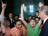 Cumhurbaşkanı Recep Tayyip Erdoğan, Gençlik ve Spor Bakanı Akif Çağatay Kılıç ile beraberindeki gençleri Cumhurbaşkanlığı Sarayı'nda kabul etti.