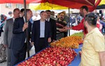 Gençlik ve Spor Bakanı Akif Çağatay Kılıç, Samsun'un İlyasköy Mahallesi'nde pazar esnafını ziyaret etti.