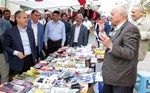 Gençlik ve Spor Bakanı Akif Çağatay Kılıç, Samsun'un İlyasköy Mahallesi'nde pazar esnafını ziyaret etti.