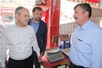 Gençlik ve Spor Bakanı Akif Çağatay Kılıç, Samsun'un Vezirköprü İlçesi Havza Caddesi esnafını ziyaret etti.