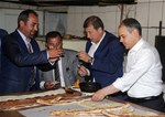 Gençlik ve Spor Bakanı Akif Çağatay Kılıç, Samsun'un Vezirköprü İlçesi Havza Caddesi esnafını ziyaret etti.