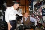 Gençlik ve Spor Bakanı Akif Çağatay Kılıç, Samsun'un Vezirköprü İlçesi esnafını ziyaret etti.
