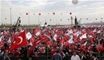 Cumhurbaşkanı Recep Tayyip Erdoğan ve Başbakan Ahmet Davutoğlu ile Gençlik ve Spor Bakanı Akif Çağatay Kılıç, İstanbul'un Fethi'nin 562. Yıl Dönümü Kutlamalarına katıldı.