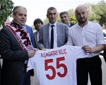 Gençlik ve Spor Bakanı Akif Çağatay Kılıç, Samsun'un Atakum İlçesi'nde esnaf ziyaretinde bulundu.