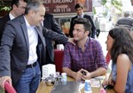 Gençlik ve Spor Bakanı Akif Çağatay Kılıç, Samsun'un Atakum İlçesi'nde esnaf ziyaretinde bulundu.