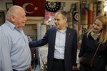 Gençlik ve Spor Bakanı Akif Çağatay Kılıç, İlyasköy Mahallesi esnafını ziyaret etti.