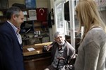 Gençlik ve Spor Bakanı Akif Çağatay Kılıç, İlyasköy Mahallesi esnafını ziyaret etti.