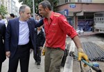 Gençlik ve Spor Bakanı Akif Çağatay Kılıç, İlyasköy Mahallesi esnafını ziyaret etti.