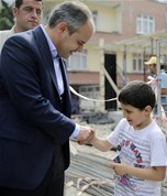 Gençlik ve Spor Bakanı Akif Çağatay Kılıç, İlyasköy Mahallesi esnafını ziyaret etti.