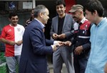 Gençlik ve Spor Bakanı Akif Çağatay Kılıç, İlyasköy Mahallesi esnafını ziyaret etti.