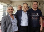 Gençlik ve Spor Bakanı Akif Çağatay Kılıç, İlyasköy Mahallesi esnafını ziyaret etti.