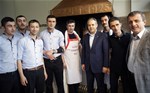 Gençlik ve Spor Bakanı Akif Çağatay Kılıç, İlyasköy Mahallesi esnafını ziyaret etti.