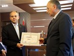 Gençlik ve Spor Bakanı Akif Çağatay Kılıç, Samsun Adalet Sarayı İl Seçim Kurulu'nda düzenlenen törenle 25. Dönem Ak Parti Samsun Milletvekili mazbatasını teslim aldı.