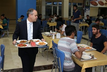 Gençlik ve Spor Bakanı Akif Çağatay Kılıç, KYK Tahsin Banguoğlu Öğrenci Yurdu'nda düzenlenen iftar yemeği programına katıldı.
