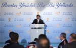 Başbakan Ahmet Davutoğlu ile Gençlik ve Spor Bakanı Akif Çağatay Kılıç, Gölbaşı Vilayetler Evi'nde düzenlenen AK Parti Gençlik Kolları Vefa İftarı'na katıldı.