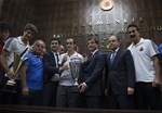 Başbakan Ahmet Davutoğlu ile Gençlik ve Spor Bakanı Akif Çağatay Kılıç, AK Parti TBMM Grup toplantısında İşitme Engelliler Futbol ve Voleybol Milli Takımları'nı kabul etti.