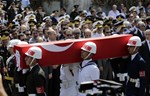 Başbakan Ahmet Davutoğlu ile Gençlik ve Spor Bakanı Akif Çağatay Kılıç, Şehit Piyade Onbaşı Hamza Yıldırım'ın Kocatepe Camii'nde düzenlenen cenaze törenine katıldı.