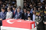 Başbakan Ahmet Davutoğlu ile Gençlik ve Spor Bakanı Akif Çağatay Kılıç, Şehit Piyade Onbaşı Hamza Yıldırım'ın Kocatepe Camii'nde düzenlenen cenaze törenine katıldı.