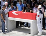 Başbakan Ahmet Davutoğlu ile Gençlik ve Spor Bakanı Akif Çağatay Kılıç, Şehit Piyade Onbaşı Hamza Yıldırım'ın Kocatepe Camii'nde düzenlenen cenaze törenine katıldı.