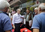 Gençlik ve Spor Bakanı Akif Çağatay Kılıç, Samsun'un Saathane Meydanı esnafını ziyaret etti.