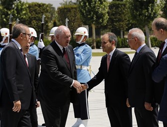 Cumhurbaşkanı Recep Tayyip Erdoğan ile Gençlik ve Spor Bakanı Akif Çağatay Kılıç, Avusturalya Genel Valisi Sir Peter John Cosgrove'u Cumhurbaşkanlığı Külliyesi'nde düzenlenen resmi törenle karşıladı.