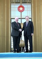 Cumhurbaşkanı Recep Tayyip Erdoğan ile Gençlik ve Spor Bakanı Akif Çağatay Kılıç, Avusturalya Genel Valisi Sir Peter John Cosgrove'u Cumhurbaşkanlığı Külliyesi'nde düzenlenen resmi törenle karşıladı.