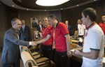Gençlik ve Spor Akif Çağatay Kılıç, İngiltere’de düzenlenen Avrupa Şampiyonası’nda birinci olan Görme Engelliler A Milli Futbol Takımı’nı makamında kabul etti.