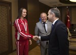 Gençlik ve Spor Bakanı Akif Çağatay Kılıç, milli yüzücü Viktoria Zeynep Güneş'i makamında kabul etti.