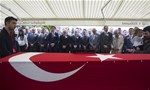 Gençlik ve Spor Bakanı Akif Çağatay Kılıç, şehit polis memuru Burak Zor’un cenaze törenine katıldı.