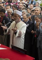 Gençlik ve Spor Bakanı Akif Çağatay Kılıç, şehit polis memuru Burak Zor’un cenaze törenine katıldı.
