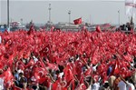 Gençlik ve Spor Bakanı Akif Çağatay Kılıç, Yenikapı Miting Alanı'nda düzenlenen 'Milyonlarca Nefes Teröre Karşı Tek Ses' Mitingi'ne katıldı.