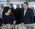Gençlik ve Spor Bakanı Akif Çağatay Kılıç, Samsun'un Çarşamba İlçesi'nde konfeksiyon atölyesini ziyaret etti.