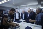 Gençlik ve Spor Bakanı Akif Çağatay Kılıç, Samsun'un Çarşamba İlçesi'nde konfeksiyon atölyesini ziyaret etti.