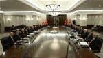 64. hükümetin ilk Bakanlar Kurulu, Başbakan Ahmet Davutoğlu başkanlığında Çankaya Köşkü'nde toplandı.