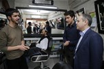 Gençlik ve Spor Bakanı Akif Çağatay Kılıç, bir dizi temas ve incelemelerde bulunmak üzere geldiği Mardin’de ilk olarak esnafı ziyaret etti. Mardin halkı ve esnafı Bakan Çağatay Kılıç'a yoğun ilgi göst