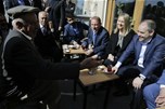 Gençlik ve Spor Bakanı Akif Çağatay Kılıç, bir dizi temas ve incelemelerde bulunmak üzere geldiği Mardin’de ilk olarak esnafı ziyaret etti. Mardin halkı ve esnafı Bakan Çağatay Kılıç'a yoğun ilgi göst