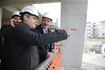 Bakan Çağatay Kılıç, İlkadım Gençlik Merkezi'nin inşaatını gezdi.